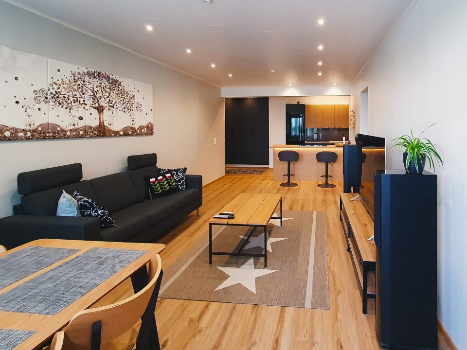 Upnorth Houses – hosting-palvelut ja majoitus Rovaniemellä. Modernin kaupunkikaksion tilava ja viihtyisä olohuone.