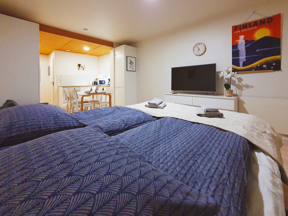 Viihtyisä yksiö tupakeittiöllä, parisängyllä ja televisiolla. UpNorth Houses - majoitus, Rovaniemi.