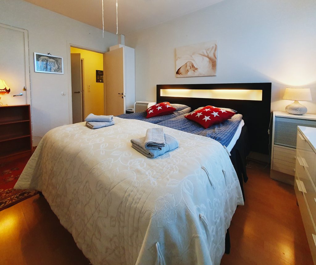 Kaksion parisängyllinen makuuhuone.